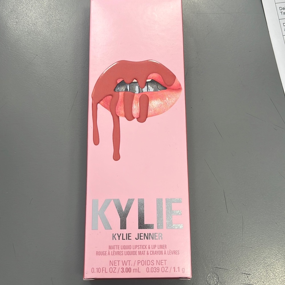 Kylie Cosmetics Matte Liquid Lipstick / liner in exclusive shade: Canadian Kiss